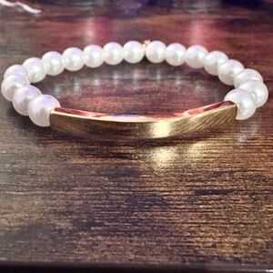 Plunder Faux Pearl Bead Stretch Bracelet with Gold Bar
